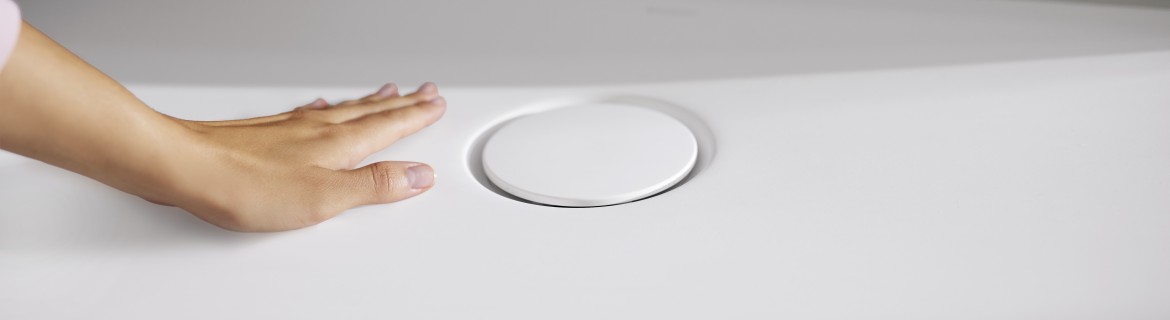 Hand streicht über CleanFloor 30