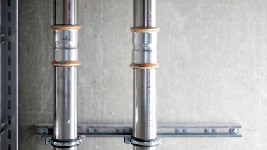 Die gesamte Heizungsinstallation sowie eine Druckluftanlage wurden mit dem neuen Edelstahlsystem Geberit Mapress Therm umgesetzt – eindeutig erkennbar an den orangefarbenen Markierungen auf den Rohren und Fittings.