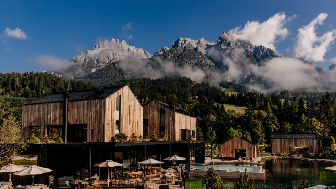 Umgeben von den Wiesen und Wäldern am Fuße der Leoganger Steinberge: das 5700 Quadratmeter große WaldSPA im Naturhotel Forsthofgut. (c) Naturhotel Forsthofgut Leogang