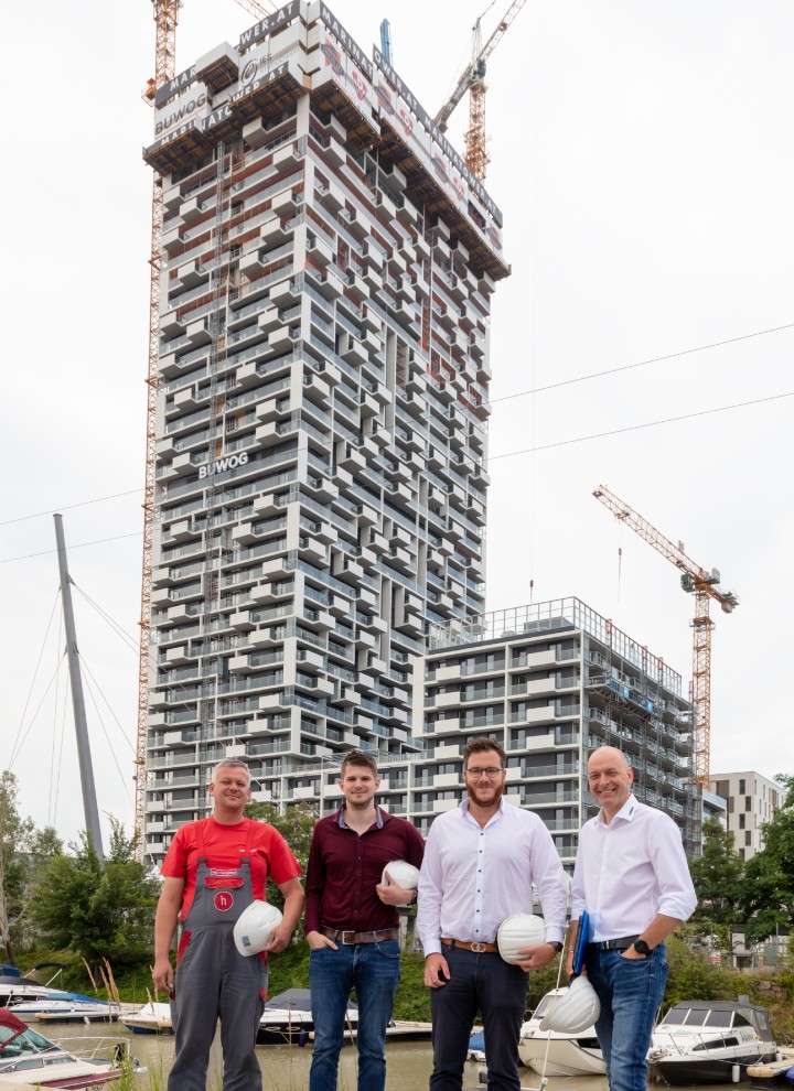 Harald Kernbichler und sein Team von Heiz-Hofstätter arbeiten seit vielen Jahren mit Geberit zusammen. Beim MARINA TOWER steht ihnen Rudolf Stieber als Technischer Berater von Geberit zur Seite. (c) Huger