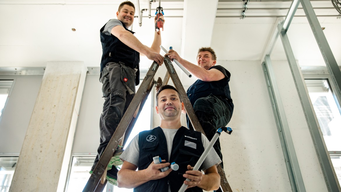 Johannes Höfler (Mitte) von Hübl Haustechnik und sein Team auf der Baustelle. (c) Sandra Skamletz/Geberit