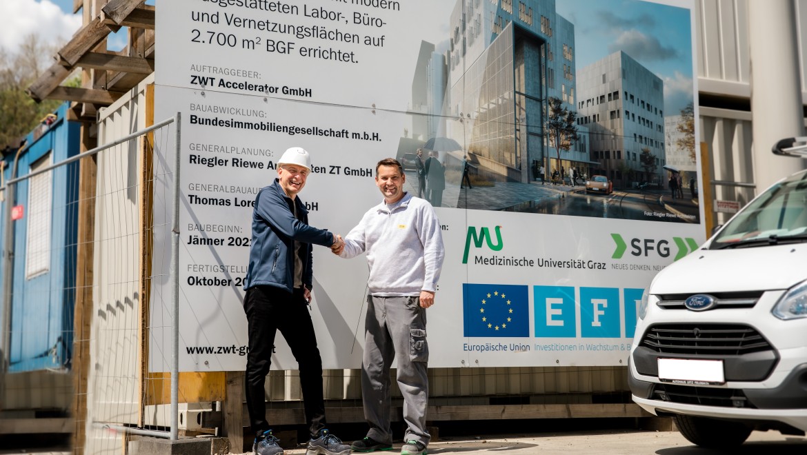 Rudolf Stieber (Geberit) und Johannes Höfler (Hübl Haustechnik) vor der Baustelle. (c) Sandra Skamletz/Geberit