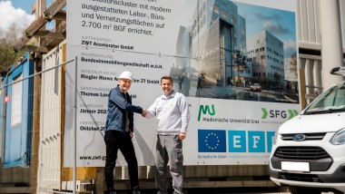 Rudolf Stieber (Geberit) und Johannes Höfler (Hübl Haustechnik) vor der Baustelle. (c) Sandra Skamletz/Geberit