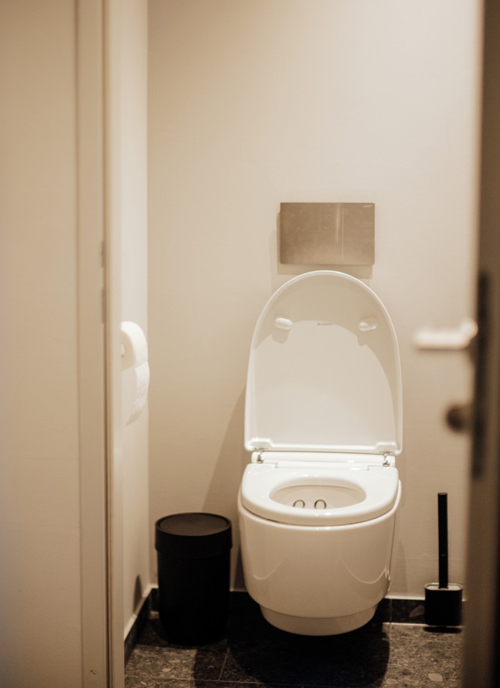 WC-Komfort vom Feinsten: Geberit AquaClean Mera mit Sigma70 Betätigung. (c) Niklas Stadler