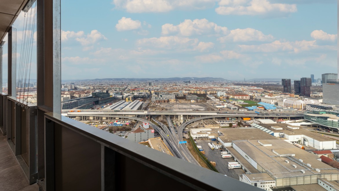 Nicht nur in den exklusiven Penthouse-Wohnungen im 34. Geschoss: Alle Wohnungen des Q-TOWER verfügen über einen großzügigen individuellen Freibereich mit traumhaftem Ausblick. (c) Geberit/Stephan Huger