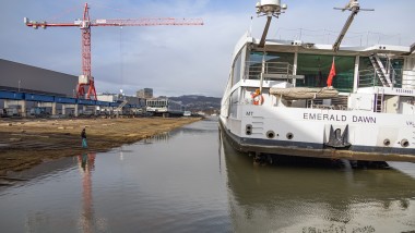 Für größere Inspektionen und Wartungen werden Schiffe – hier die Emerald Dawn – über die 270 Meter lange Slipanlage an Land gezogen. Dieser Vorgang dauert circa 1 Stunde, und erfordert Fingerspitzengefühl. Foto Geberit/Gregor Hartl Für größere Inspektionen und Wartungen werden Schiffe – hier die Emerald Dawn – über die 270 Meter lange Slipanlage an Land gezogen. Dieser Vorgang dauert circa 1 Stunde, und erfordert Fingerspitzengefühl. Foto Geberit/Gregor Hartl