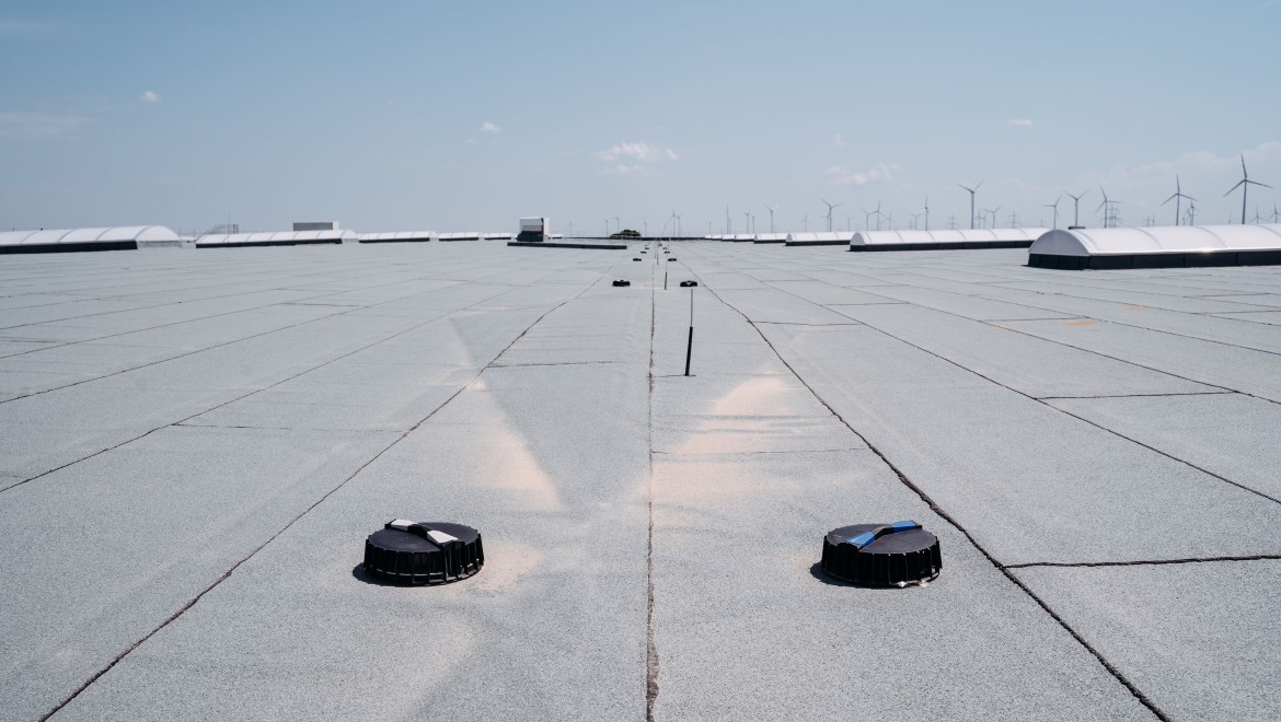 880 Gullys entwässern die österreichweit größte Dachfläche mit Geberit Pluvia. Knappe 200.000 m2 misst das Dach des neuen XXXLutz Zentrallagers in Zurndorf (Burgenland).. Die Installation der Pluvia Dachentwässerung auf dem Bauabschnitt 2 erfolgte durch die Firma Molin GmbH & Co KG in Wels.