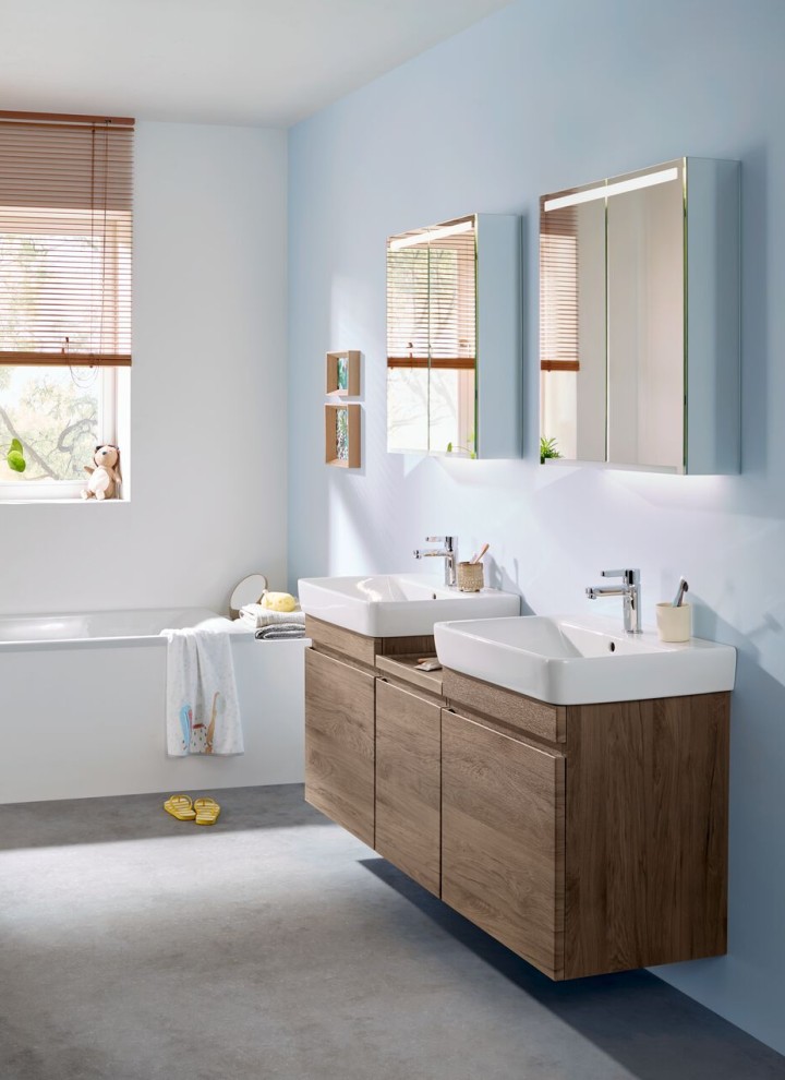Badezimmer Renova Plan mit zwei Waschbecken mit Unterschränken und niedrigem Seitenschrank in Farbe Hickory Badezimmer Renova Plan mit zwei Waschbecken mit Unterschränken und niedrigem Seitenschrank in Farbe Hickory