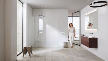 Geberit ONE Badezimmer mit weißen Keramiken und Badmöbeln (© Geberit)