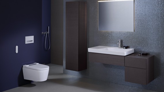 Geberit Smyle mit AquaClean Sela und Betätigungsplatte Sigma50