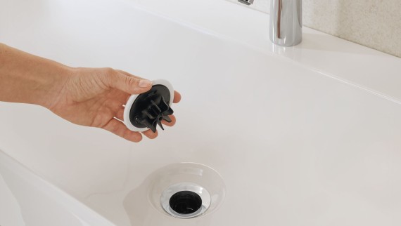 Geberit ONE Waschtisch: vertikaler Wasserablauf mit integriertem Haarfänger im Abfluss Geberit ONE Waschtisch: vertikaler Wasserablauf mit integriertem Haarfänger im Abfluss
