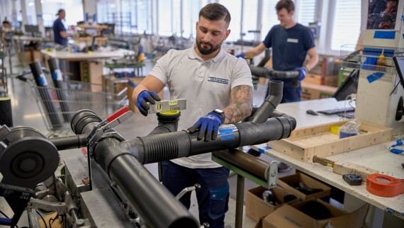 Vorfertigung eines schallgedämmten Abwassersystems mit Geberit Silent-db20 Vorfertigung eines schallgedämmten Abwassersystems mit Geberit Silent-db20