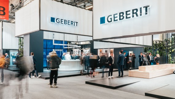 Messestand von Geberit mit Besuchern Messestand von Geberit mit Besuchern