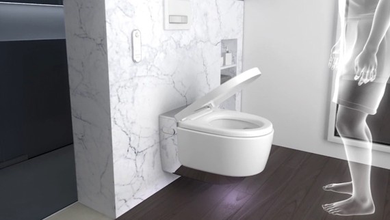 Geberit AquaClean Mera mit Benutzererkennung: Der WC Deckel öffnet automatisch. ((c) Geberit)