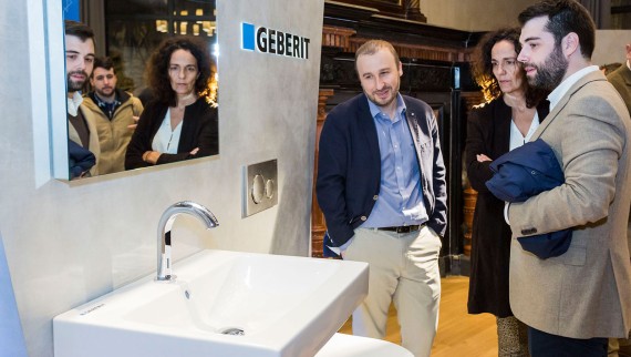 Personen in einer Geberit Sanitärausstellung Personen in einer Geberit Sanitärausstellung
