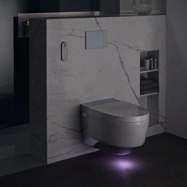 Geberit AquaClean Mera Comfort Chrom mit Orientierungslicht (© Geberit)