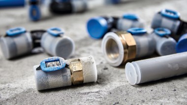 Geberit FlowFit Fittings und Rohre sind mit Schutzkappen vor Verschmutzungen geschützt