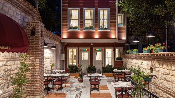 Der Innenhof des Hotels Turkish House in Istanbul kombiniert bauliche und dekorative Elemente aus verschiedenen Epochen (© Hotel Turkish House) Der Innenhof des Hotels Turkish House in Istanbul kombiniert bauliche und dekorative Elemente aus verschiedenen Epochen (© Hotel Turkish House)