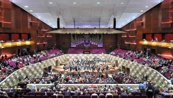 In der grossen Konzerthalle finden musikalische Darbietungen sämtlicher Stilrichtungen statt (© Plotvis and Kraaijvanger Architecten) In der grossen Konzerthalle finden musikalische Darbietungen sämtlicher Stilrichtungen statt (© Plotvis and Kraaijvanger Architecten)