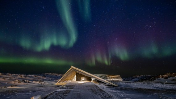 Das Eisfjordzentrum im spektakulären Nordlicht der grönländischen Polarnacht (© Adam Mørk) Das Eisfjordzentrum im spektakulären Nordlicht der grönländischen Polarnacht (© Adam Mørk)