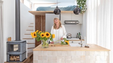 Die Niederländerin Marjolein Jonker in ihrem Tiny House (© Chiela van Meerwijk)