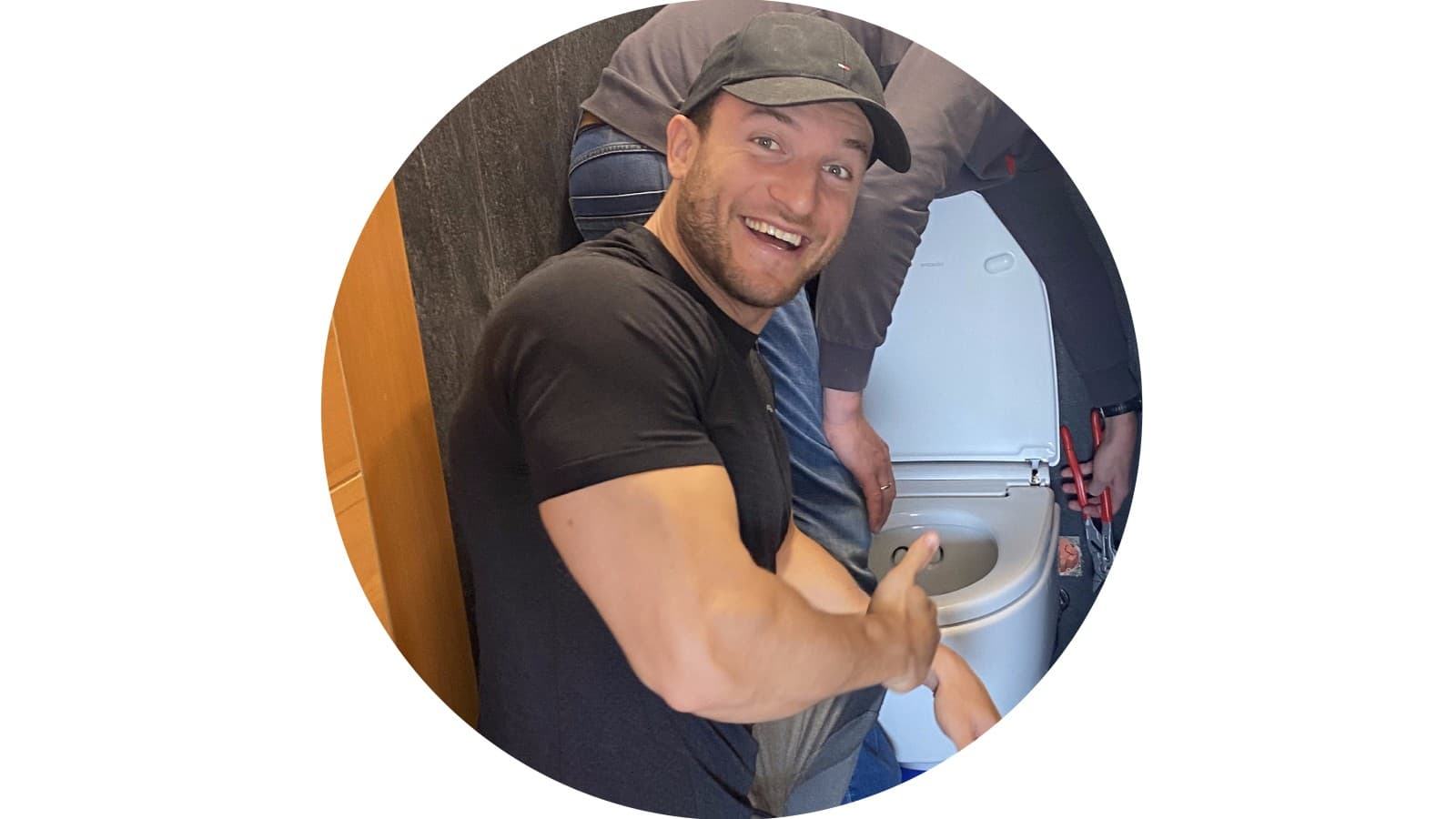 Sascha Huber beim Einbau seines AquaClean Mera. (c) Sascha Huber Sascha Huber beim Einbau seines AquaClean Mera. (c) Sascha Huber