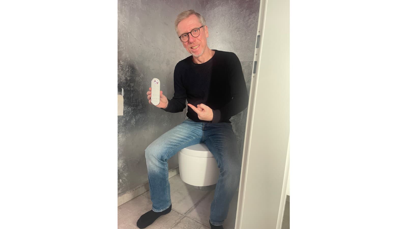 Fußball-Legende Peter Stöger mit seinem Geberit AquaClean Mera (c) Peter Stöger Fußball-Legende Peter Stöger mit seinem Geberit AquaClean Mera (c) Peter Stöger