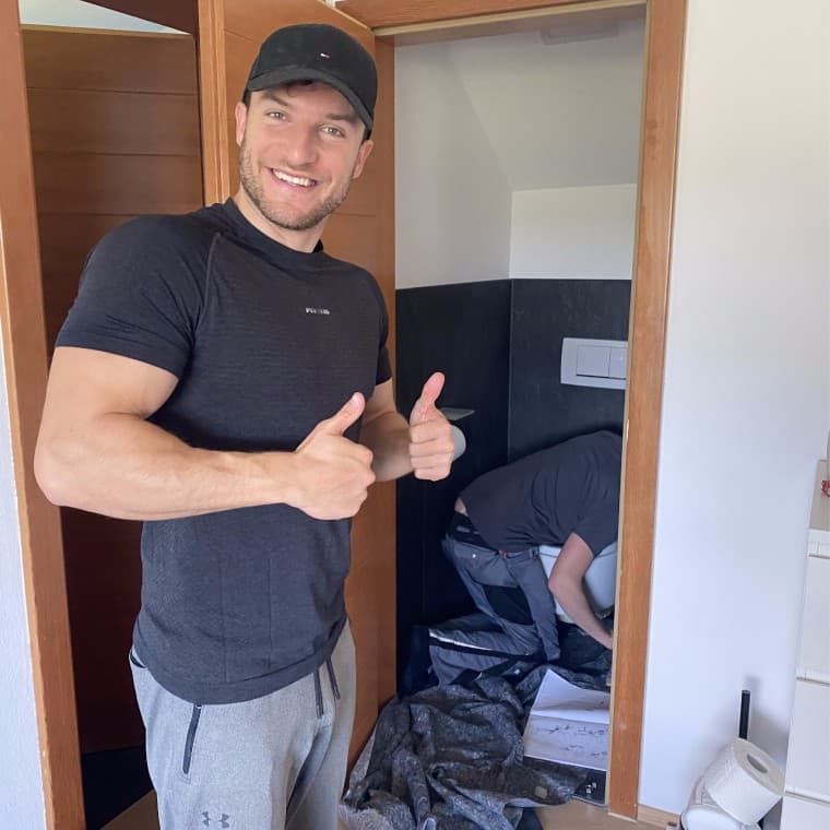 Sascha Huber freut sich bereits auf sein Dusch-WC. Es macht ihm sichtlich Spaß, dem Team der Firma Holzapfel beim Einbau behilflich zu sein. (c) Sascha Huber Sascha Huber freut sich bereits auf sein Dusch-WC. Es macht ihm sichtlich Spaß, dem Team der Firma Holzapfel beim Einbau behilflich zu sein. (c) Sascha Huber