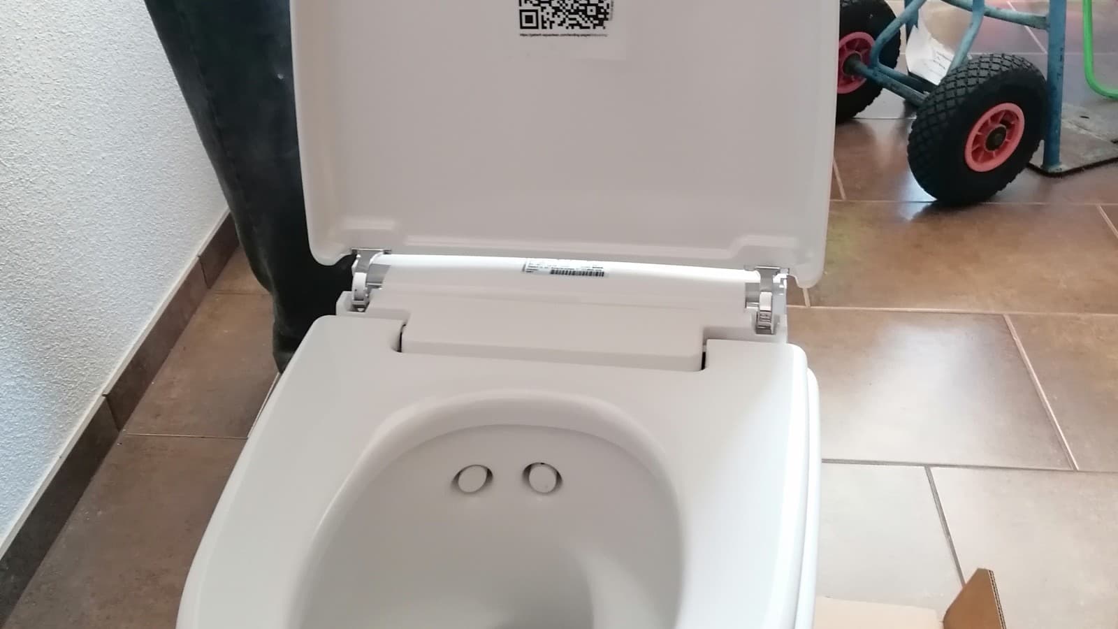 Schon vor dem Einbau siegt die Neugier und Gritsch wirft einen Blick in das innere der Keramik. Die TurboFlush Spültechnik sorgt für perfekte Ausspülung, Durscharm und Föhn warten auf ihren Einsatz. (c) Alexander Grtisch/Geberit Schon vor dem Einbau siegt die Neugier und Gritsch wirft einen Blick in das innere der Keramik. Die TurboFlush Spültechnik sorgt für perfekte Ausspülung, Durscharm und Föhn warten auf ihren Einsatz. (c) Alexander Grtisch/Geberit