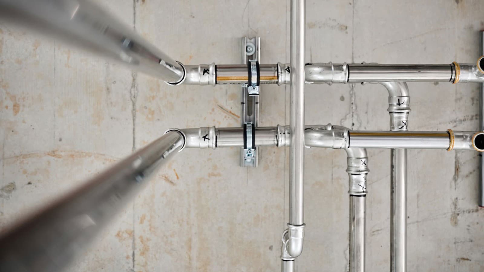 Der niedrig legierte Edelstahl von Geberit Mapress Therm bietet Korrosionsfestigkeit zu wirtschaftlichen Konditionen. Der niedrig legierte Edelstahl von Geberit Mapress Therm bietet Korrosionsfestigkeit zu wirtschaftlichen Konditionen.