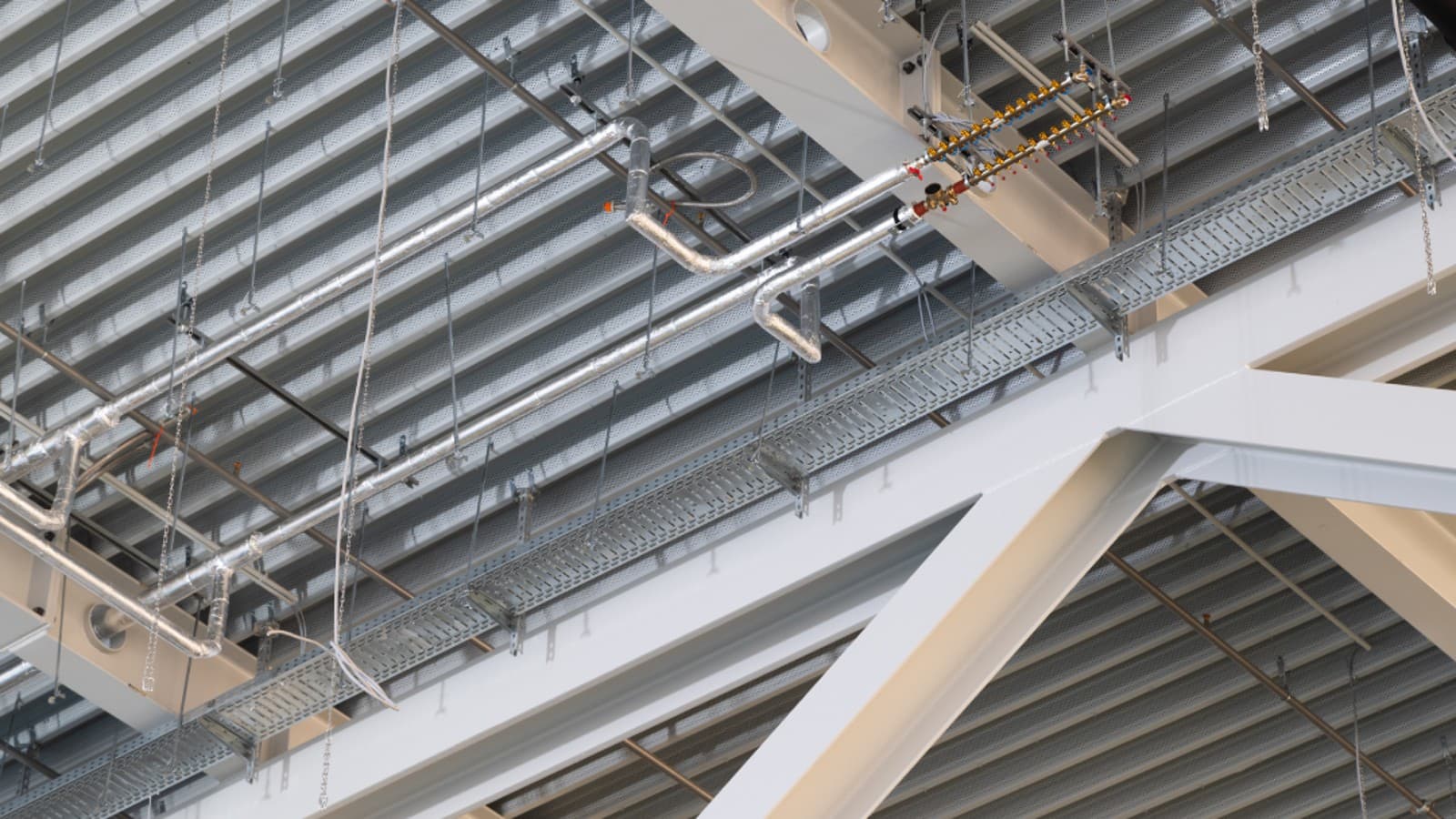 Im Obergeschoß der Sport Arena Wien befindet sich die Leichtathletikanlage. Die 13 Meter hohe Halle war eine besondere Herausforderung für die Installationspartner, die von der einfachen Verarbeitung des Geberit FlowFit Rohrsystems sowie der Pluvia Dachentwässerung mit dem Rohrsystem Geberit PE-HD profitierten. (Fotos: Geberit/Stephan Huger) Im Obergeschoß der Sport Arena Wien befindet sich die Leichtathletikanlage. Die 13 Meter hohe Halle war eine besondere Herausforderung für die Installationspartner, die von der einfachen Verarbeitung des Geberit FlowFit Rohrsystems sowie der Pluvia Dachentwässerung mit dem Rohrsystem Geberit PE-HD profitierten. (Fotos: Geberit/Stephan Huger)