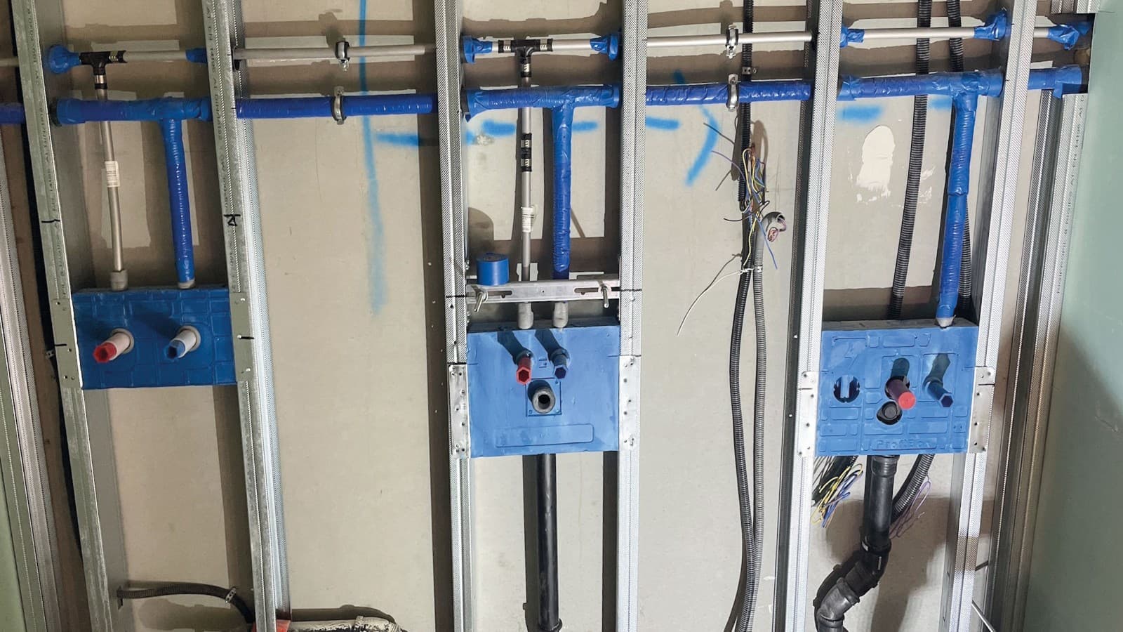 Egal welches Stockwerk – die Anschlussleitungen in der Wohnung können bis zum Durchmesser d40 mit nur einer Pressbacke verpresst werden. Ständiger Backenwechsel gehört mit Geberit FlowFit der Vergangenheit an. Egal welches Stockwerk – die Anschlussleitungen in der Wohnung können bis zum Durchmesser d40 mit nur einer Pressbacke verpresst werden. Ständiger Backenwechsel gehört mit Geberit FlowFit der Vergangenheit an.