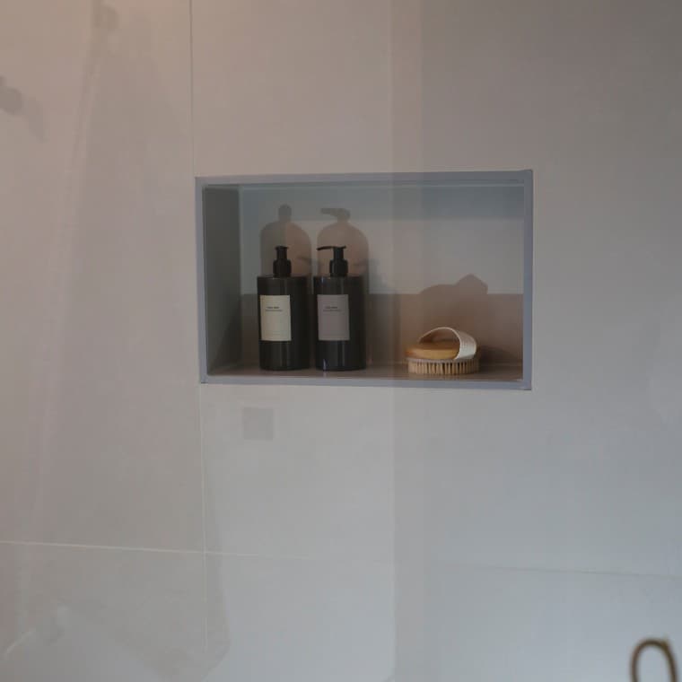 Die Nischenablagebox wird direkt in die Duschwand integriert und schafft Platz für die Duschutensilien. (c) Geberit Die Nischenablagebox wird direkt in die Duschwand integriert und schafft Platz für die Duschutensilien. (c) Geberit