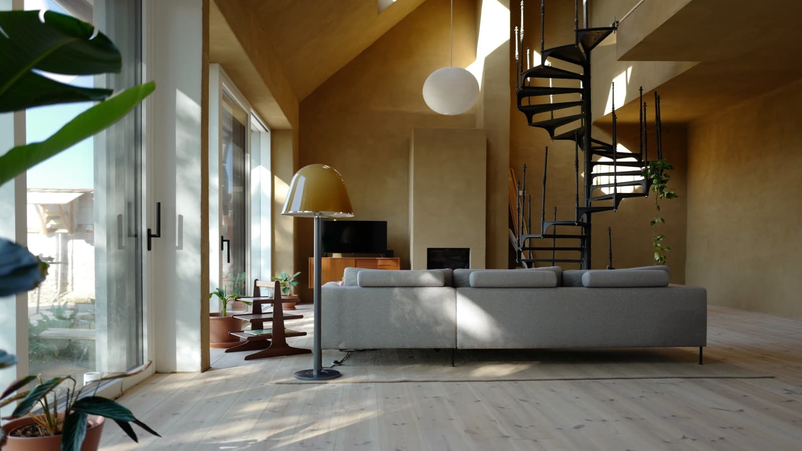 Der Wohnbereich im „Haus am Hof“ ist jetzt dank großzügiger Verglasung lichtdurchflutet. Einen besonderen Blickfang bildet die liebevoll restaurierte Wendeltreppe. Der Wohnbereich im „Haus am Hof“ ist jetzt dank großzügiger Verglasung lichtdurchflutet. Einen besonderen Blickfang bildet die liebevoll restaurierte Wendeltreppe.