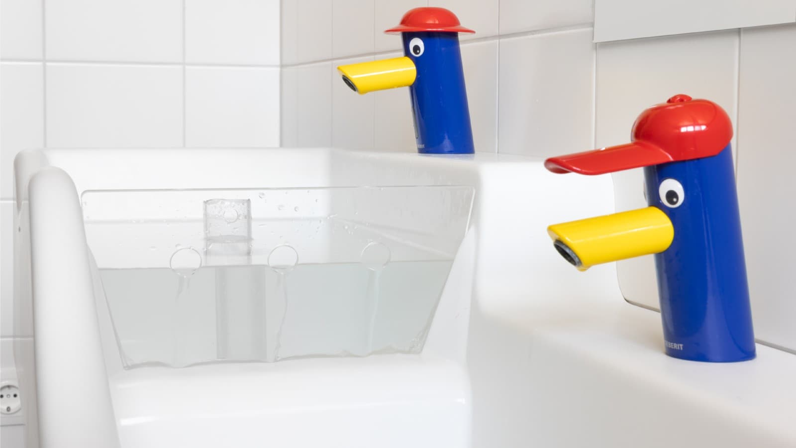 Höhenunterschiede im Waschbecken regen zum kreativen Spielen an. ((c) Geberit / Anna Stöcher) Höhenunterschiede im Waschbecken regen zum kreativen Spielen an. ((c) Geberit / Anna Stöcher)