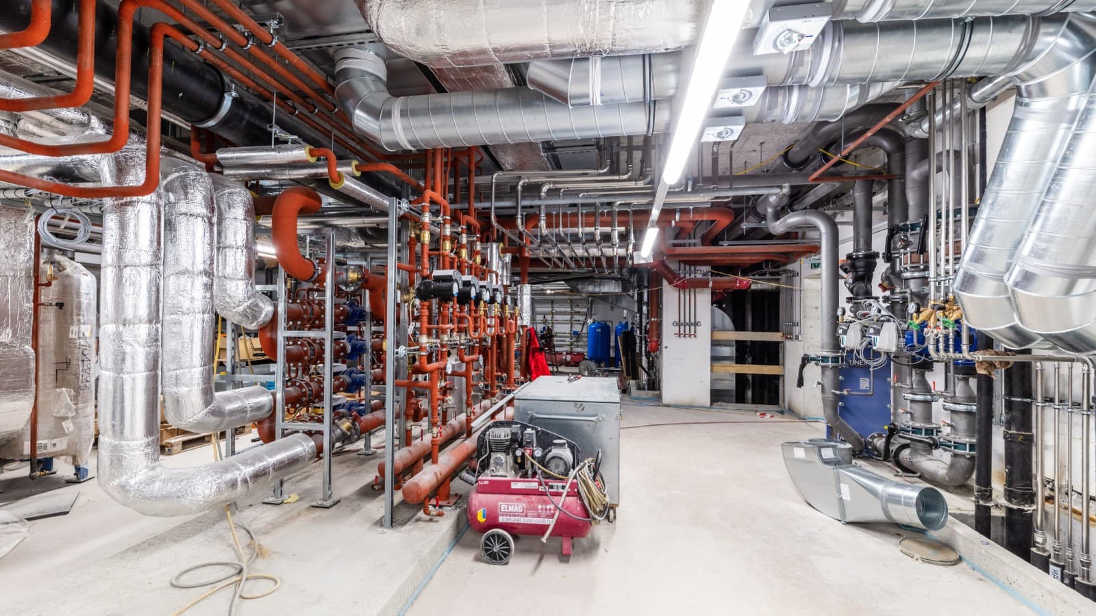 41 Stockwerke mit einer Gesamthöhe von 140 Metern verlangen beim MARINA TOWER, dass vier Druckstufen eingerichtet wurden. In den Technikräumen sind die Trinkwasserleitungen sichtbar, die wegen der hohen Anforderungen mit Geberit Mapress Edelstahl ausgeführt wurden. (c) Geberit / Stephan Huger 41 Stockwerke mit einer Gesamthöhe von 140 Metern verlangen beim MARINA TOWER, dass vier Druckstufen eingerichtet wurden. In den Technikräumen sind die Trinkwasserleitungen sichtbar, die wegen der hohen Anforderungen mit Geberit Mapress Edelstahl ausgeführt wurden. (c) Geberit / Stephan Huger