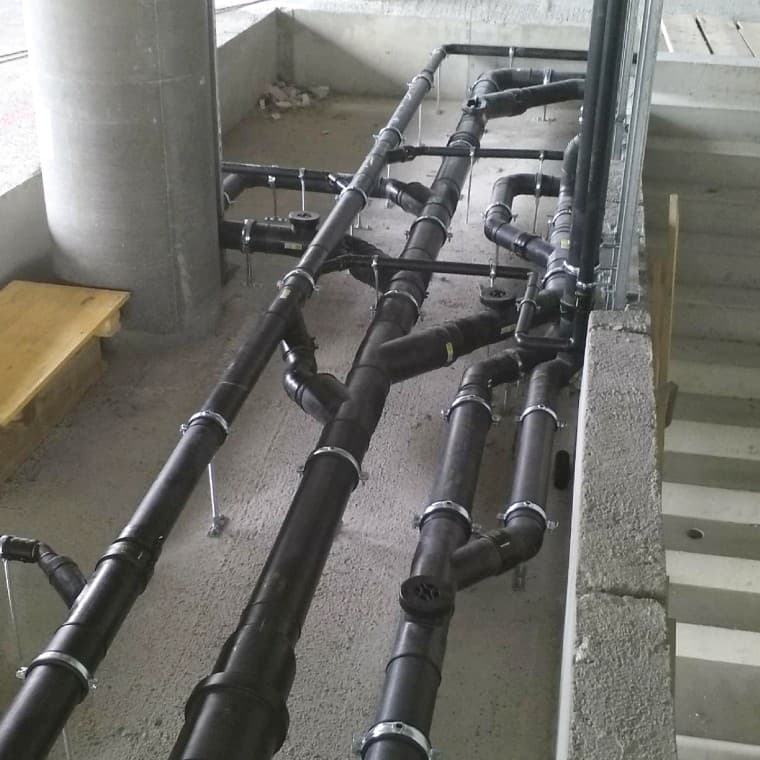 Normgerechte Abwasserleitungen in einem Hochhaus stellen aufgrund der großen Anzahl an Leitungen und der Druckverhältnisse eine besondere Herausforderung dar, die beim MARINA TOWER mit Geberit Silent-db20 und Geberit PE vorbildlich gelöst wurde. Fotocredit: Geberit/Heiz-Hofstätter Normgerechte Abwasserleitungen in einem Hochhaus stellen aufgrund der großen Anzahl an Leitungen und der Druckverhältnisse eine besondere Herausforderung dar, die beim MARINA TOWER mit Geberit Silent-db20 und Geberit PE vorbildlich gelöst wurde. Fotocredit: Geberit/Heiz-Hofstätter