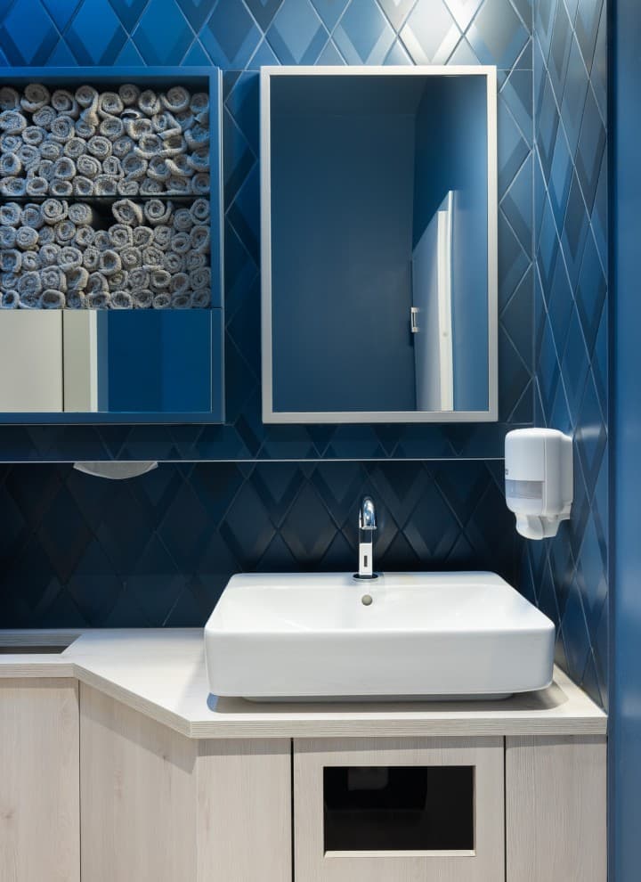 Der VariForm Aufsatzwaschtisch von Geberit sorgt für Eleganz im Sanitärbereich. Die Geberit Waschtischarmaturen Piave funktionieren kontaktlos mit Sensor und sorgen für noch mehr Hygiene. Fotocredit: Geberit/Anna Stöcher Der VariForm Aufsatzwaschtisch von Geberit sorgt für Eleganz im Sanitärbereich. Die Geberit Waschtischarmaturen Piave funktionieren kontaktlos mit Sensor und sorgen für noch mehr Hygiene. Fotocredit: Geberit/Anna Stöcher