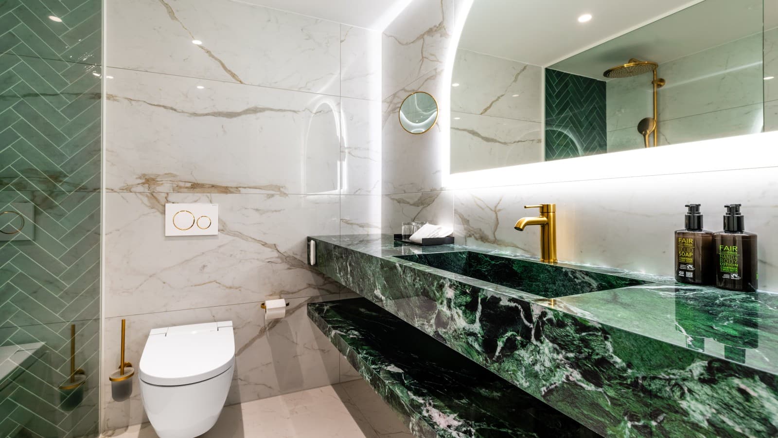 Badezimmer im Palais Chotek - Ausgestattet mit Geberit Produkten (c) Raphael Fasching Badezimmer im Palais Chotek - Ausgestattet mit Geberit Produkten (c) Raphael Fasching