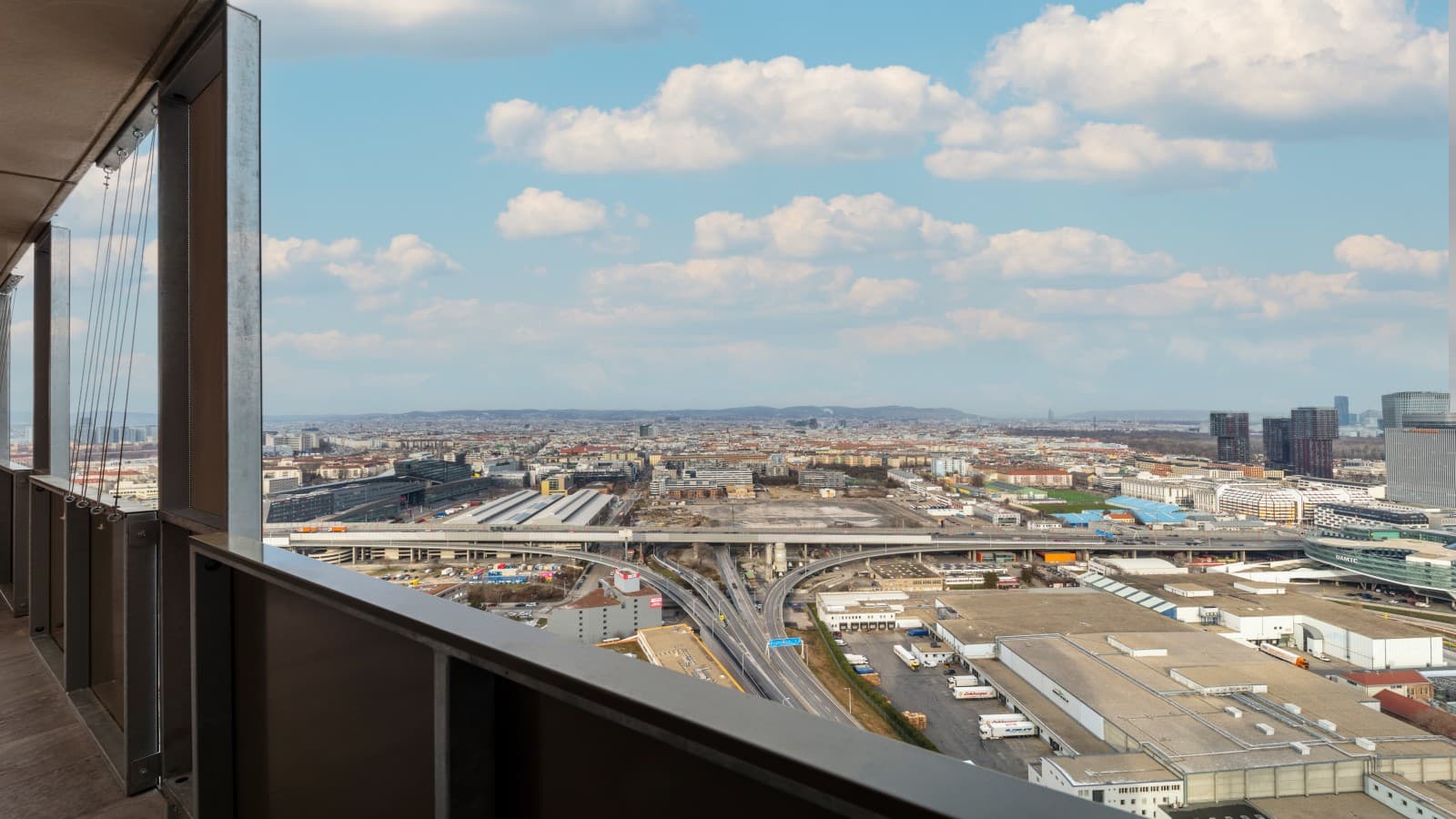 Nicht nur in den exklusiven Penthouse-Wohnungen im 34. Geschoss: Alle Wohnungen des Q-TOWER verfügen über einen großzügigen individuellen Freibereich mit traumhaftem Ausblick. (c) Geberit/Stephan Huger Nicht nur in den exklusiven Penthouse-Wohnungen im 34. Geschoss: Alle Wohnungen des Q-TOWER verfügen über einen großzügigen individuellen Freibereich mit traumhaftem Ausblick. (c) Geberit/Stephan Huger