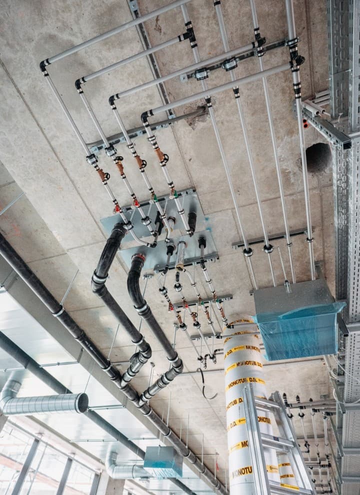 Mit den Silent-Pro SuperTube Fittings von Geberit kann die Abwasserleitung über sechs Meter ohne Gefälle verlegt werden. Foto: Tobias Singer Mit den Silent-Pro SuperTube Fittings von Geberit kann die Abwasserleitung über sechs Meter ohne Gefälle verlegt werden. Foto: Tobias Singer