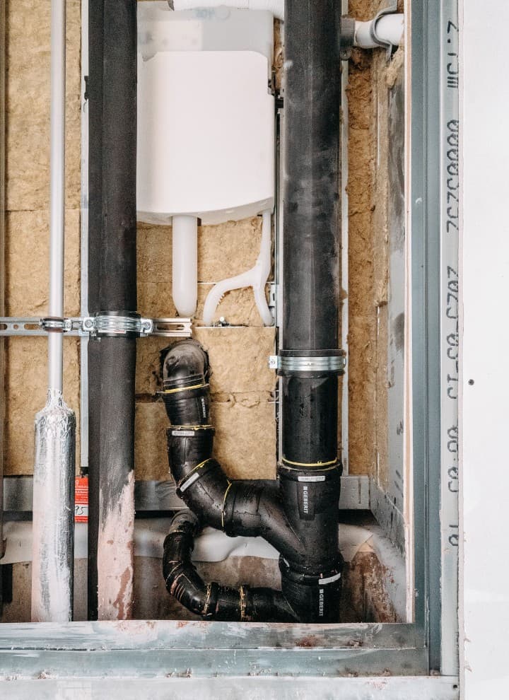 Die Abwasserleitung des Spülkastens kann mit Geberit SuperTube Fittings direkt an den Fallstrang angeschlossen werden. Foto: Tobias Singer Die Abwasserleitung des Spülkastens kann mit Geberit SuperTube Fittings direkt an den Fallstrang angeschlossen werden. Foto: Tobias Singer