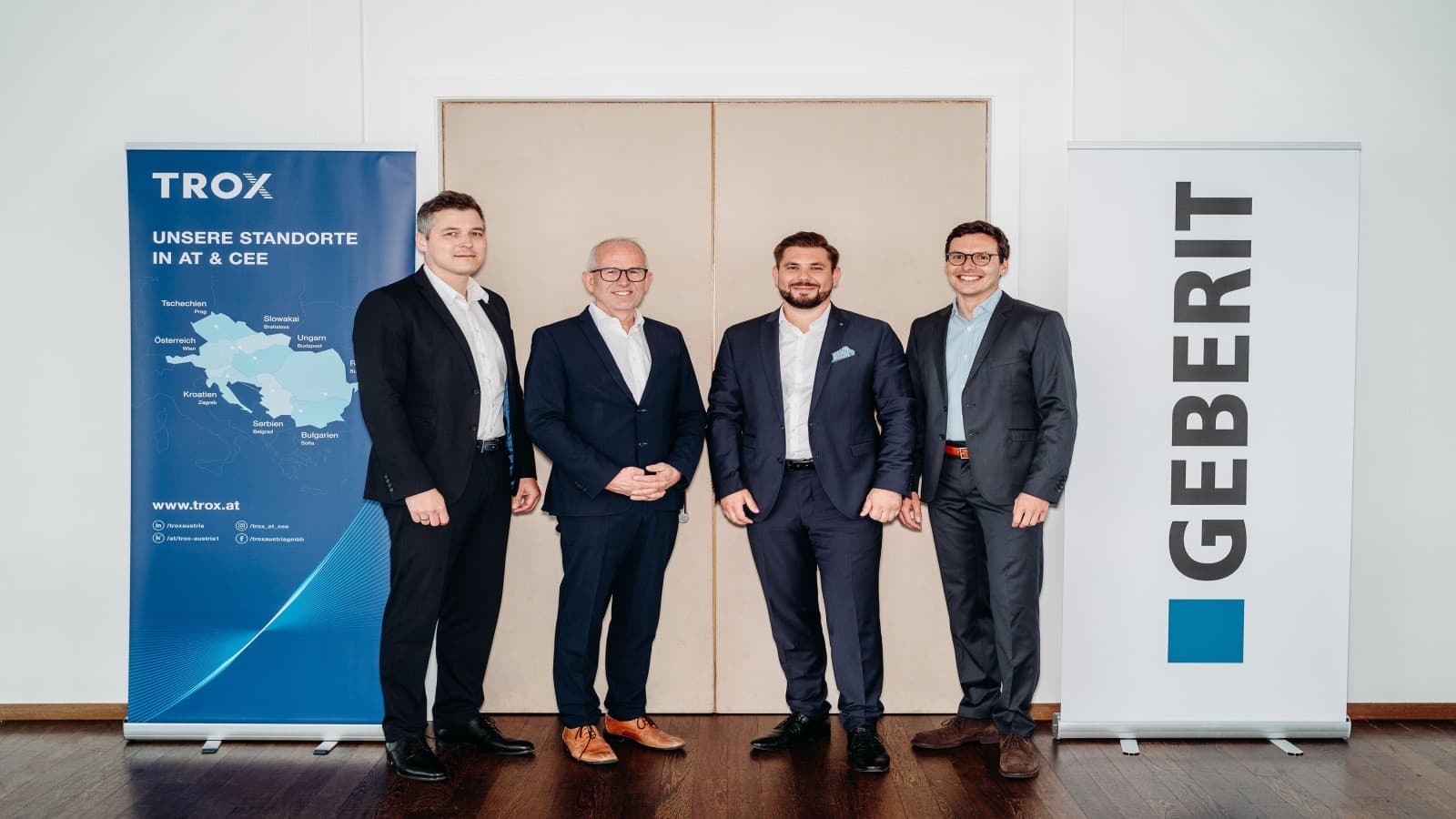 Die Seminarreihe Kompetenz in Luft & Wasser von Geberit & TROX informierte über die Digitalisierung in der Gebäudetechnik. Die Vortragenden (v.l.n.r.): Wolfgang Hucek/TROX, Friedrich Singer/Geberit, Christoph Nowicki/TROX, Christoph Walch /Geberit (c) Geberit / Tobias Singer Die Seminarreihe Kompetenz in Luft & Wasser von Geberit & TROX informierte über die Digitalisierung in der Gebäudetechnik. Die Vortragenden (v.l.n.r.): Wolfgang Hucek/TROX, Friedrich Singer/Geberit, Christoph Nowicki/TROX, Christoph Walch /Geberit (c) Geberit / Tobias Singer