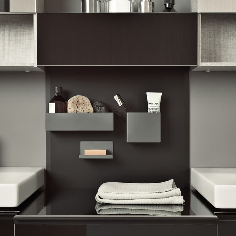 Magnettafel von Geberit mit praktischen Stauboxen Magnettafel von Geberit mit praktischen Stauboxen