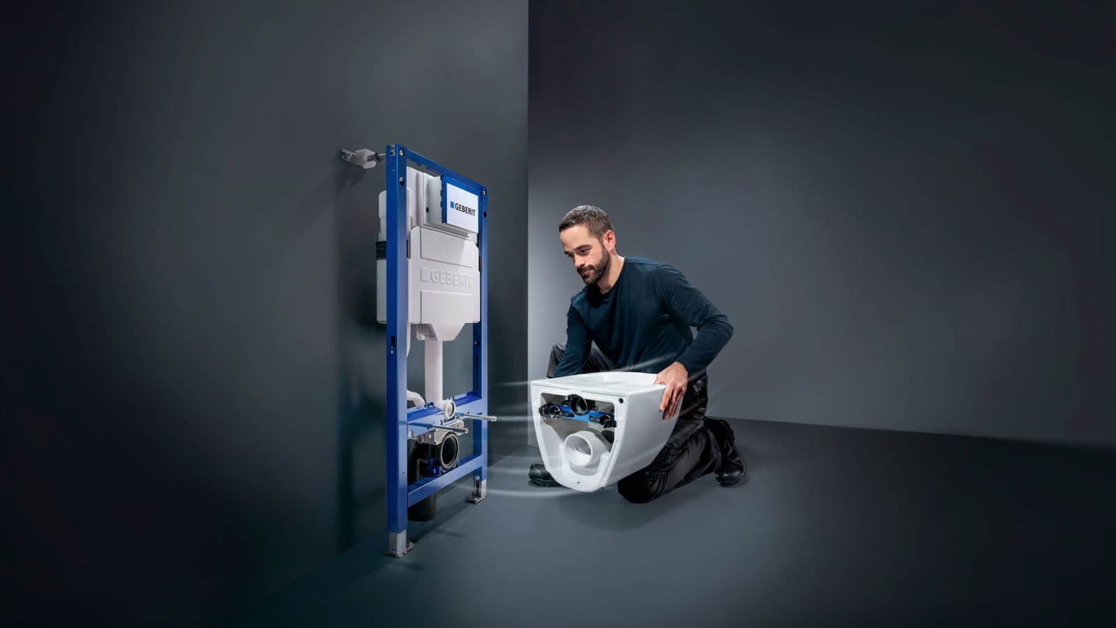 Installateur montiert WC-System bestehend aus Geberit Sigma Unterputzspülkasten und Geberit Acanto WC Installateur montiert WC-System bestehend aus Geberit Sigma Unterputzspülkasten und Geberit Acanto WC