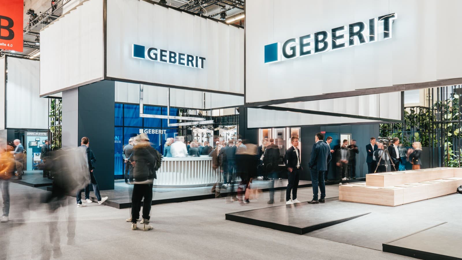 Messestand von Geberit mit Besuchern Messestand von Geberit mit Besuchern