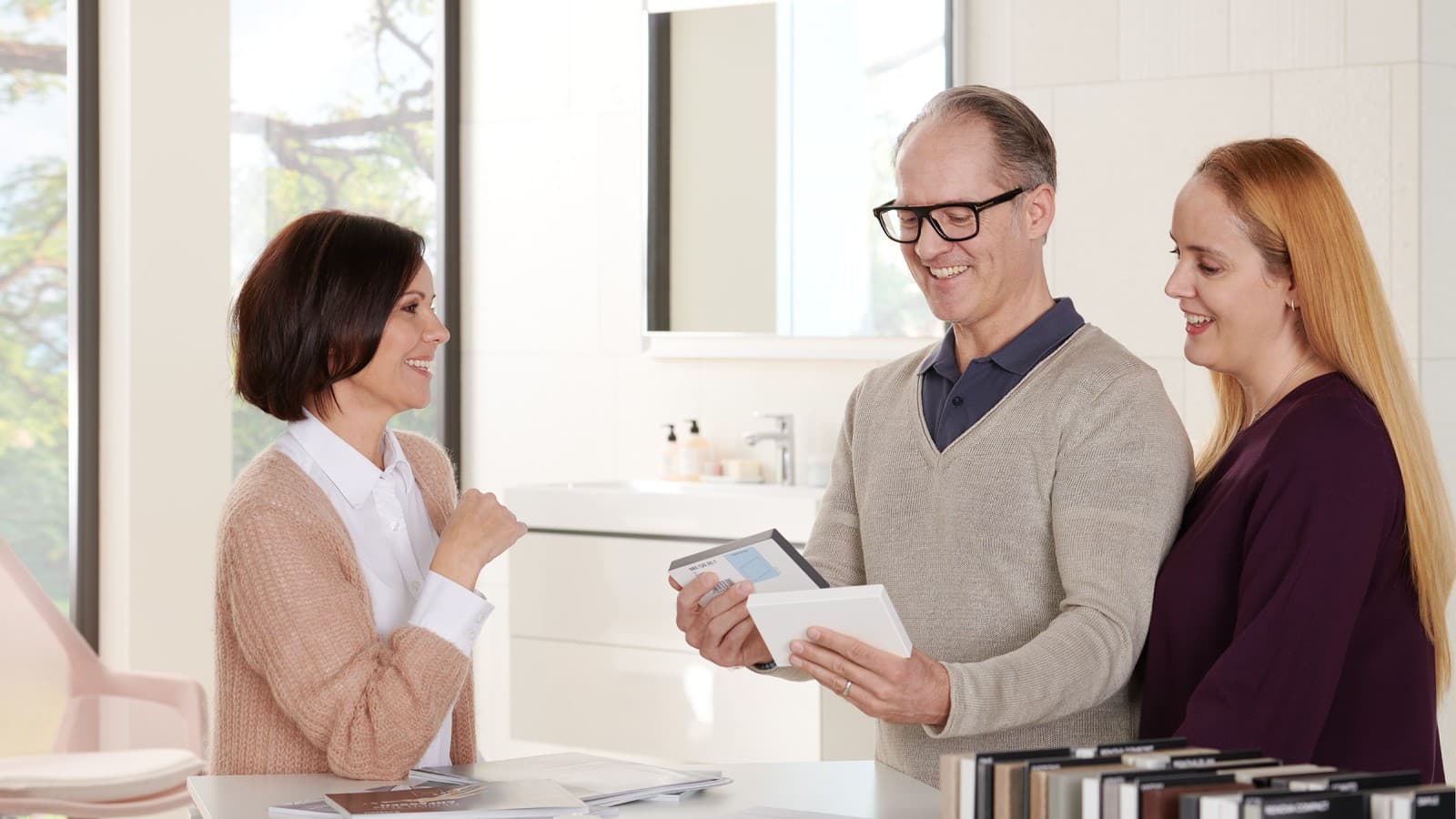 Paar wird von Fachhändler beraten Paar wird von Fachhändler beraten