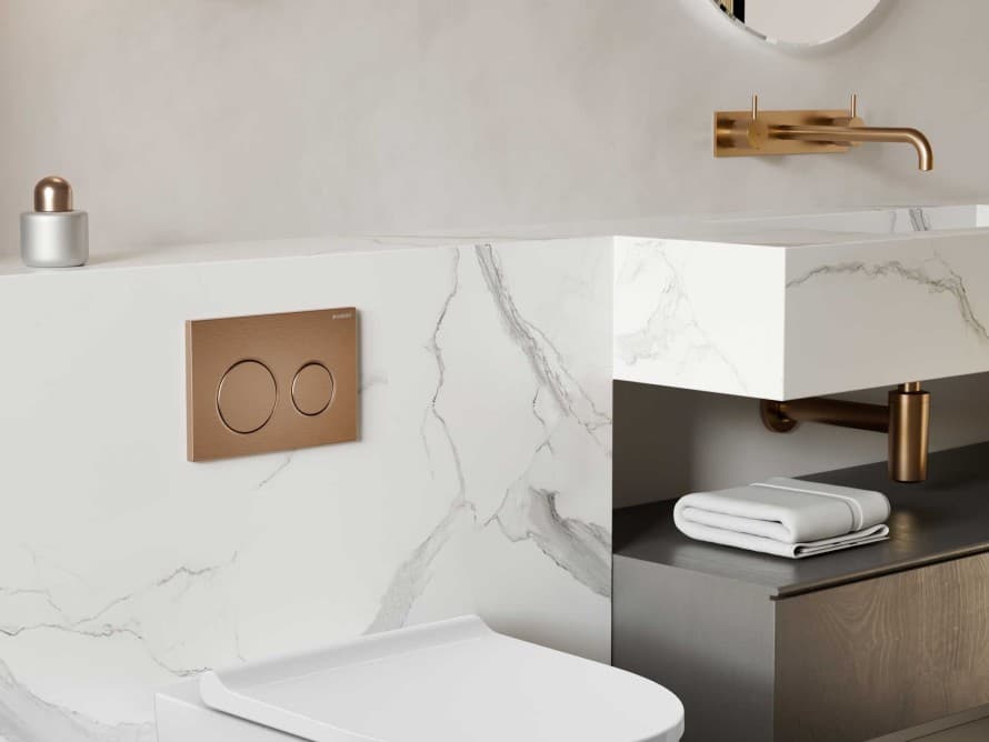 Badezimmer mit Geberit Betätigungsplatte in Rotgold Badezimmer mit Geberit Betätigungsplatte in Rotgold