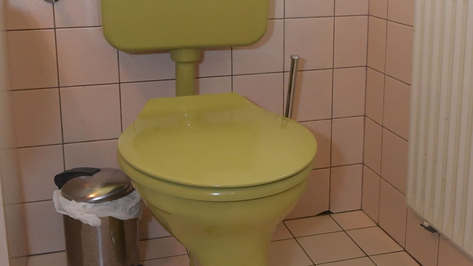 Das alte WC mit Aufputzspülkasten im Gästebad Das alte WC mit Aufputzspülkasten im Gästebad