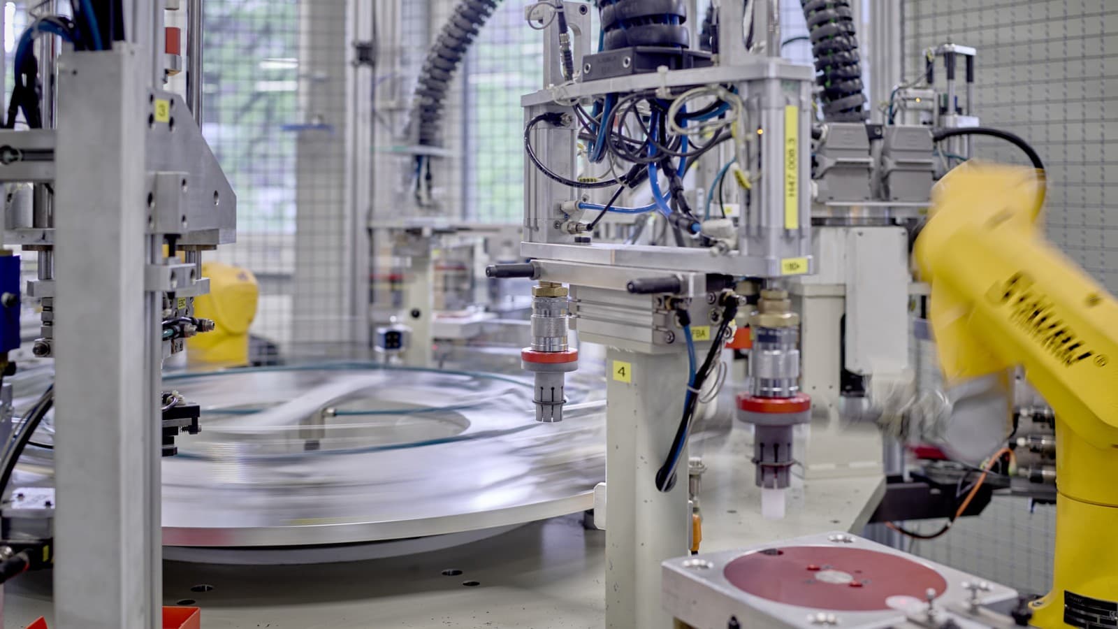 Bei Produktionsanlagen von Geberit kommen verschiedene Rohrleitungssysteme zum Einsatz Bei Produktionsanlagen von Geberit kommen verschiedene Rohrleitungssysteme zum Einsatz